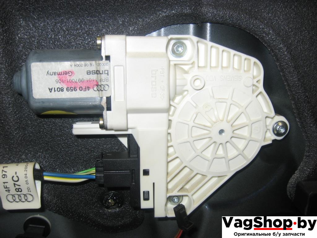 моторчик стеклоподъемника задний левый Audi A6 4F/C6 2005, 4.2 л., i, BAT, бензин, АКПП, темно-синий, седан, полный привод, 4F0959801A - фото №1