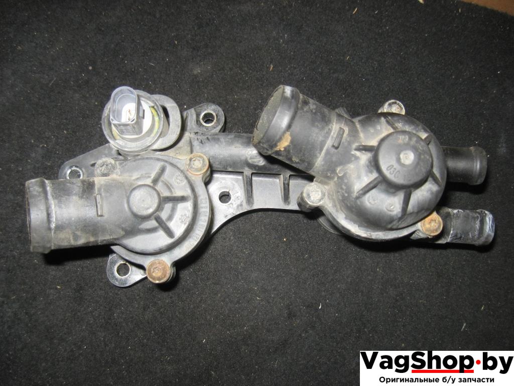 корпус термостата Volkswagen Golf Plus 1 поколение 2006, 1.6 л., FSI, BLF, бензин, МКПП, черный, хетчбэк 5 дв., передний привод, 03C121111H, 03C121050E - фото №1