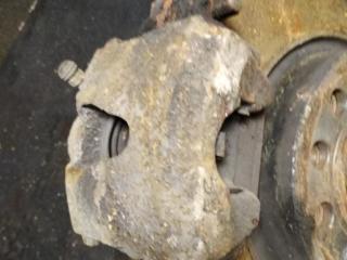 суппорт передний левый Volkswagen Caddy 3 поколение [рестайлинг] 2011, 1.6 л., TDi, CAY, дизель, МКПП, белый, фургон, передний привод