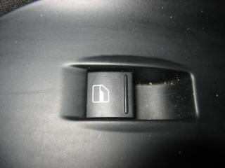 кнопка стеклоподъемника Volkswagen Passat B6 2010, 1.4 л., TSI, бензин, газ, АКПП, белый, универсал, передний привод