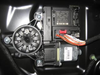 моторчик стеклоподъемника передний правый Volkswagen Passat B6 2010, 1.4 л., TSI, бензин, газ, АКПП, белый, универсал, передний привод, 1K0959702AR, 3C1837462L, 1K0959972N