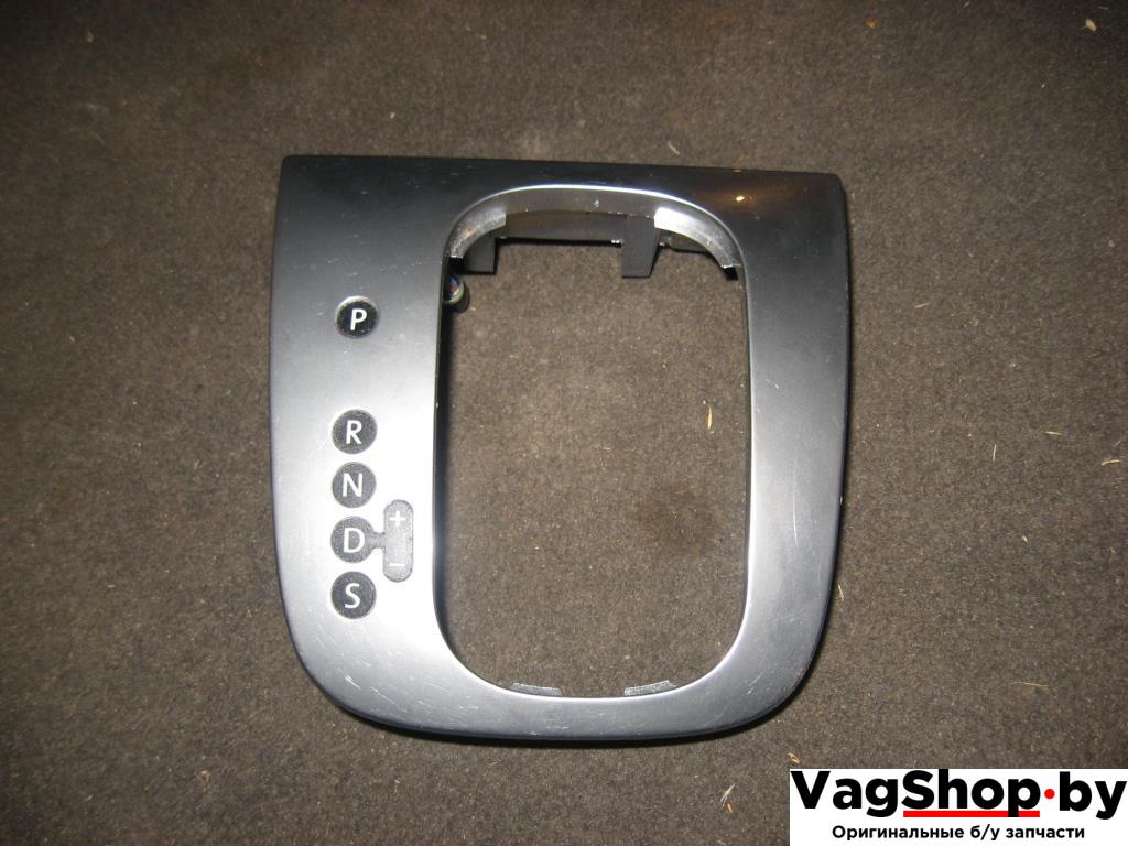 накладка декоративная Volkswagen Golf 5 поколение 2005, 2.0 л., TDi, BMM, дизель, АКПП, черный, хетчбэк 5 дв., передний привод, 1K1713203AH - фото №1