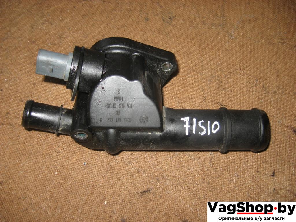 фланец (тройник) системы охлаждения Volkswagen Golf 5 поколение 2007, 1.9 л., TDi, BLS, дизель, МКПП, черный, универсал, передний привод, 03G121132B - фото №1