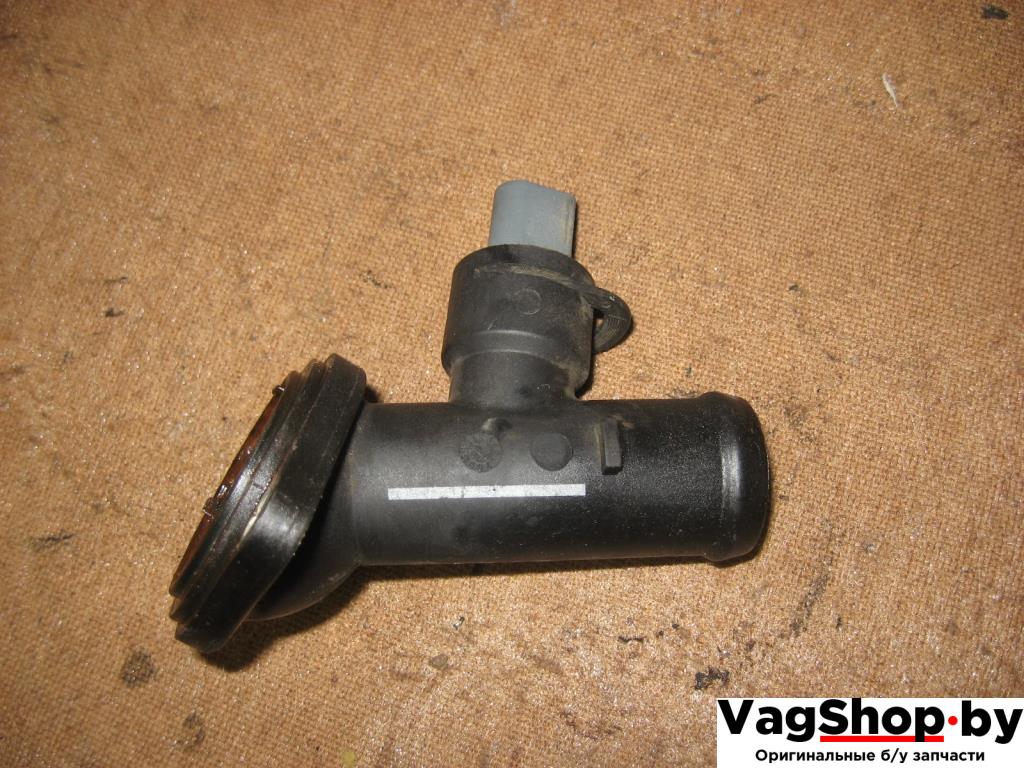 корпус термостата Volkswagen Golf 5 поколение 2007, 1.9 л., TDi, BLS, дизель, МКПП, черный, универсал, передний привод, 03L121121A - фото №1