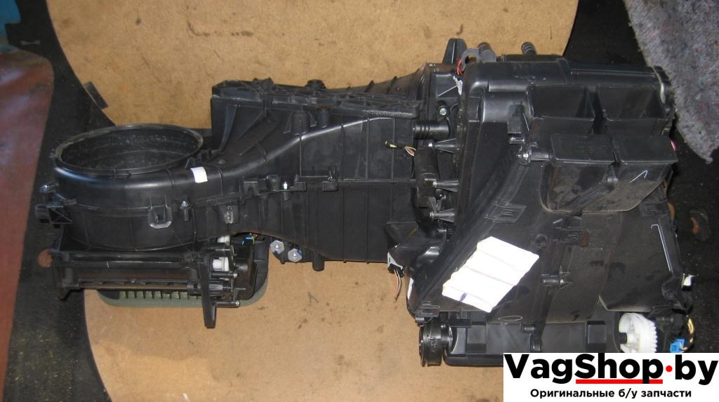 корпус отопителя (печки) Volkswagen Golf 5 поколение 2007, 1.9 л., TDi, BLS, дизель, МКПП, черный, универсал, передний привод, 1K1820003QL - фото №1