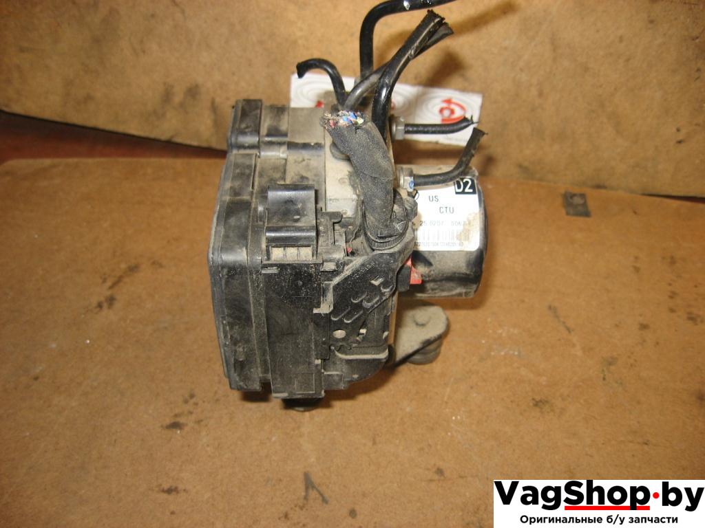 блок ABS Volkswagen Golf 5 поколение 2007, 1.9 л., TDi, BLS, дизель, МКПП, черный, универсал, передний привод, 1K0907379AF, 1K0614117AE - фото №1