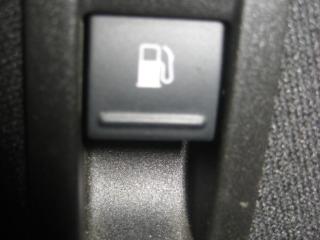 кнопка открытия лючка топливного бака Volkswagen Touran 1 поколение [рестайлинг] 2009, 2.0 л., TDi, BMN, дизель, МКПП, черный, минивэн, передний привод