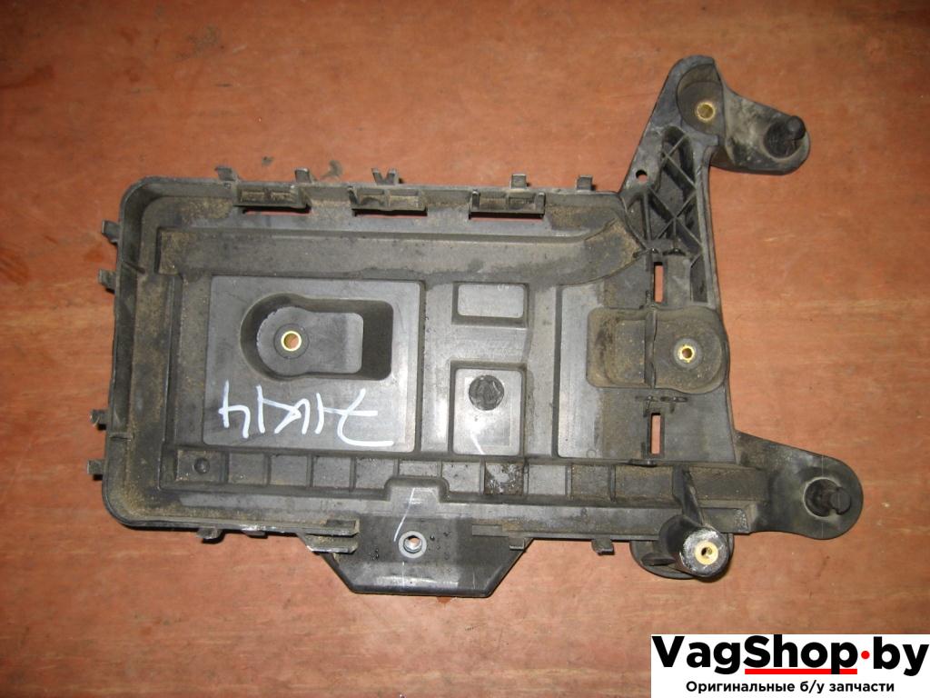 полка аккумулятора Volkswagen Golf 5 поколение 2007, 1.9 л., TDi, BLS, дизель, МКПП, черный, универсал, передний привод, 1K0915333C - фото №1