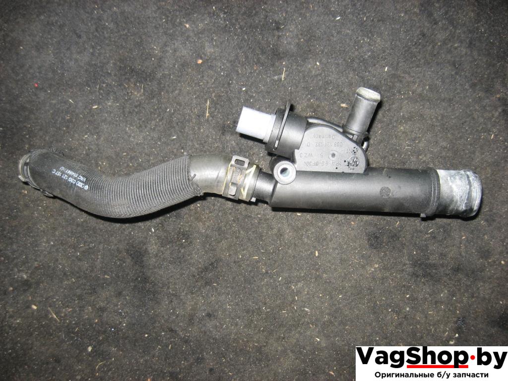 фланец (тройник) системы охлаждения Audi A4 B7 2006, 2.0 л., TDi, BPW, дизель, МКПП, черный, универсал, передний привод, 038121132D - фото №1