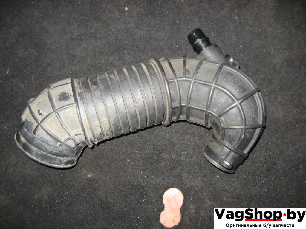 патрубок (трубопровод, шланг) Audi A4 B7 2006, 2.0 л., TDi, BPW, дизель, МКПП, черный, универсал, передний привод, 8E0129615L - фото №1