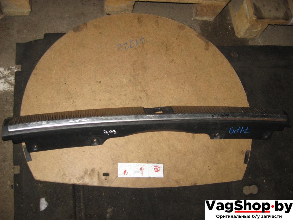 накладка внутренняя на заднюю панель кузова Audi A4 B7 2006, 2.0 л., TDi, BPW, дизель, МКПП, черный, универсал, передний привод, 8E9864483C - фото №1