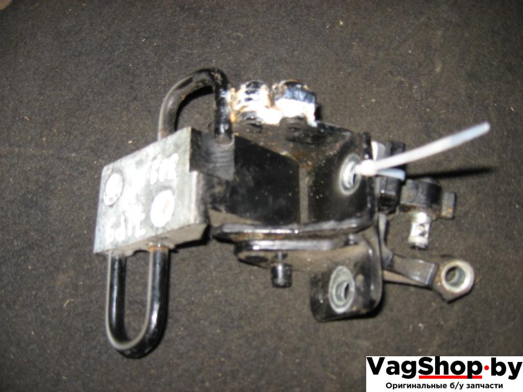 петля двери Audi A4 B7 2006, 2.0 л., TDi, BPW, дизель, МКПП, черный, универсал, передний привод - фото №1