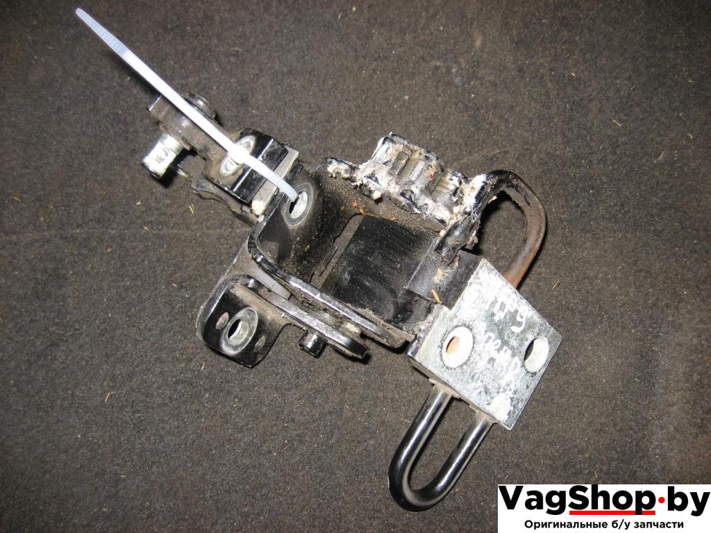 петля двери Audi A4 B7 2006, 2.0 л., TDi, BPW, дизель, МКПП, черный, универсал, передний привод - фото №1
