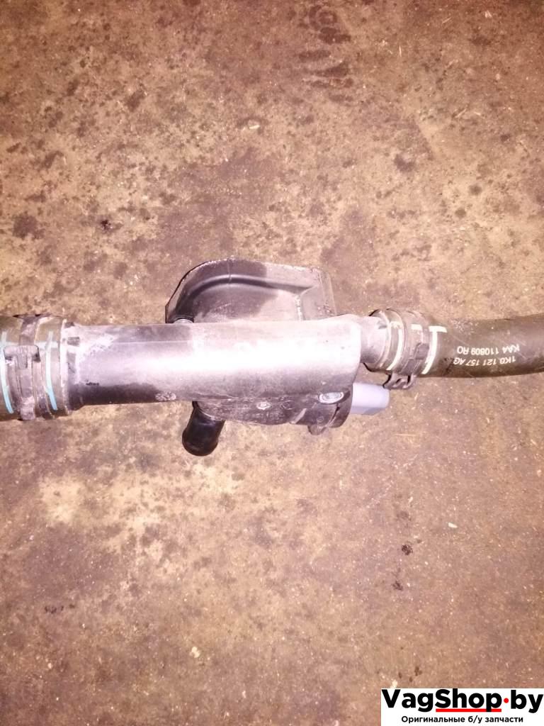 фланец (тройник) системы охлаждения Volkswagen Golf Plus 1 поколение 2008, 1.9 л., TDi, BKC, дизель, МКПП, серебро, хетчбэк 5 дв., передний привод, 038121132D - фото №1