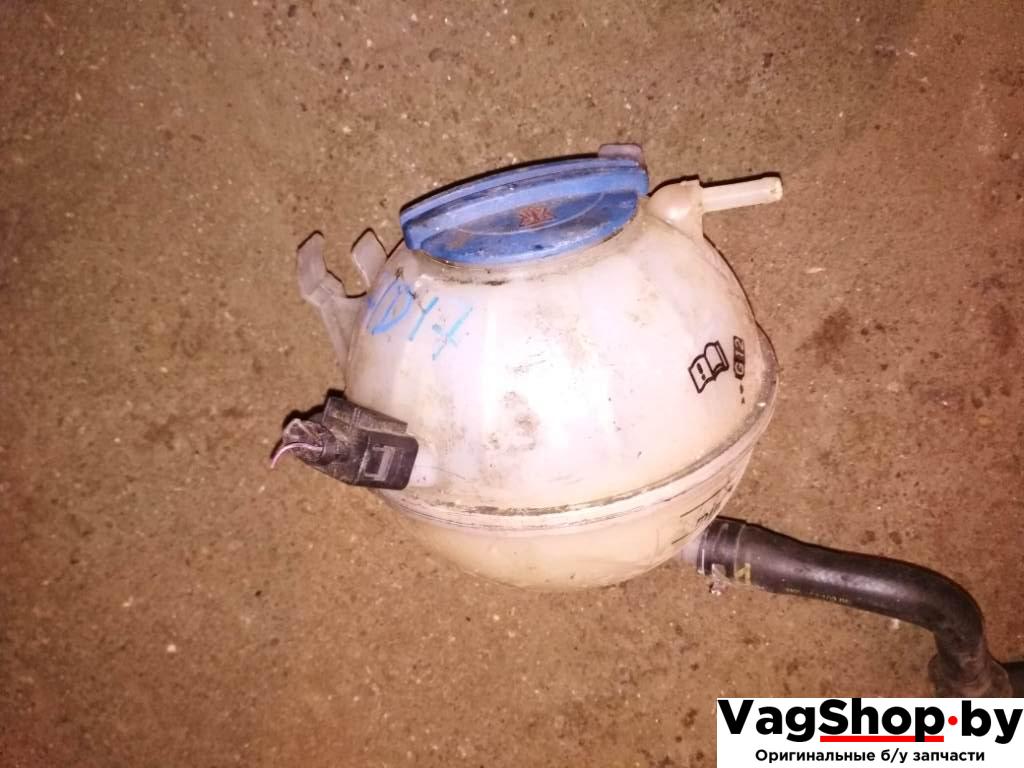 бачок расширительный Volkswagen Golf 5 поколение 2008, 1.9 л., TDi, BLS, дизель, МКПП, белый, хетчбэк 5 дв., передний привод, 1K0121407A - фото №1