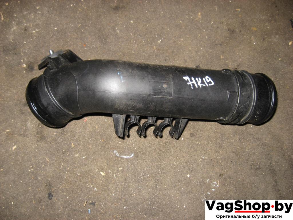 патрубок интеркулера Volkswagen Golf Plus 1 поколение 2007, 1.9 л., TDi, BLS, дизель, МКПП, серебро, хетчбэк 5 дв., передний привод, 3C0145770B - фото №1