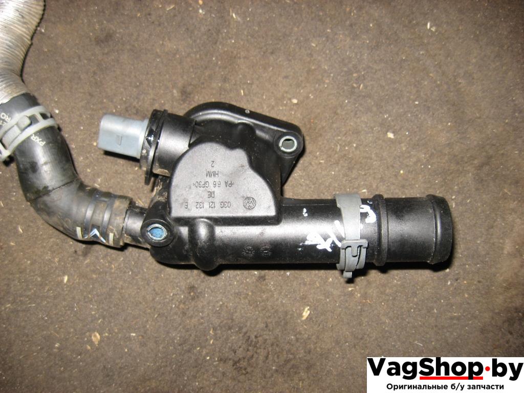 фланец (тройник) системы охлаждения Volkswagen Golf Plus 1 поколение 2007, 1.9 л., TDi, BLS, дизель, МКПП, серебро, хетчбэк 5 дв., передний привод, 03G121132E - фото №1