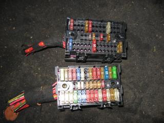 блок предохранителей Volkswagen Transporter T5 2005, 2.5 л., TDi, AXD, дизель, МКПП, белый, передний привод