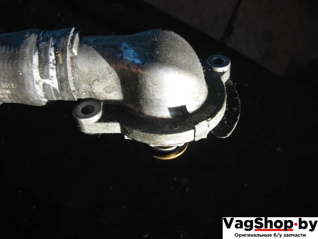 корпус термостата Volkswagen Transporter T5 2005, 2.5 л., TDi, AXD, дизель, МКПП, белый, передний привод, 070121114 - фото №1