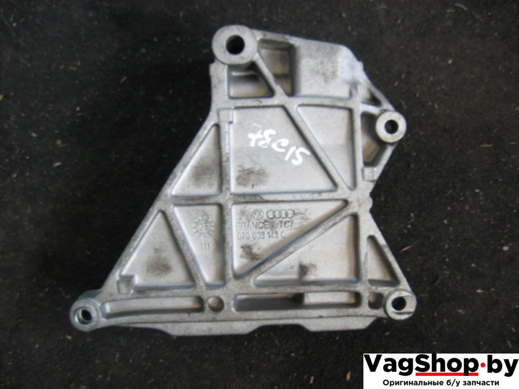 кронштейн генератора Volkswagen Transporter T5 2005, 2.5 л., TDi, AXD, дизель, МКПП, белый, передний привод, 070903143C - фото №1