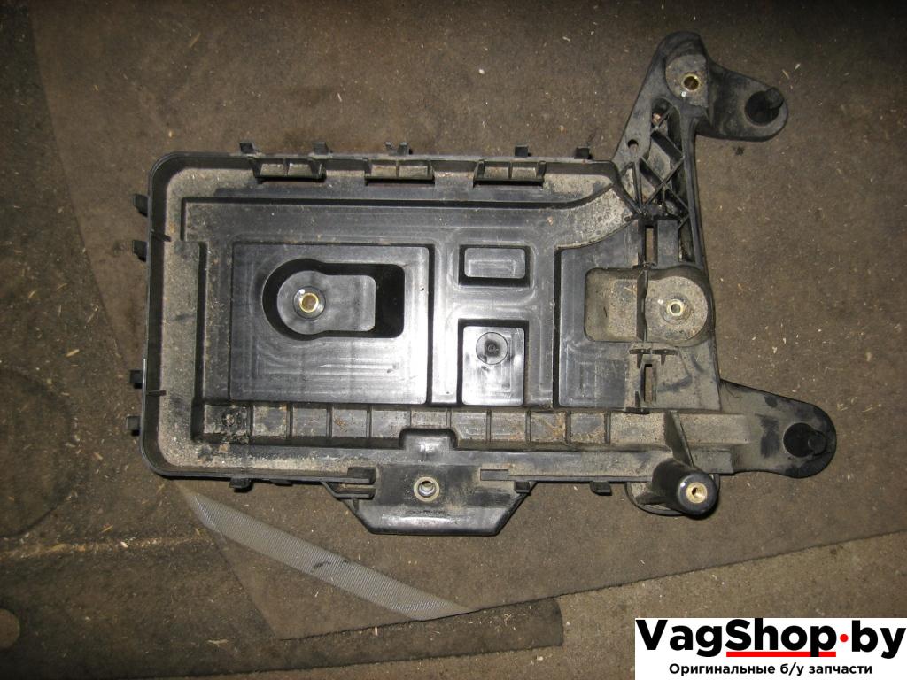 полка аккумулятора Volkswagen Golf Plus 1 поколение 2008, 1.9 л., TDi, BKC, дизель, МКПП, серебро, хетчбэк 5 дв., передний привод - фото №1