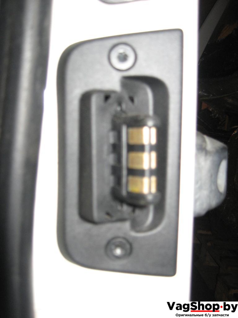 выключатель концевой (концевик) Volkswagen Transporter T5 2005, 2.5 л., TDi, AXD, дизель, МКПП, белый, передний привод - фото №1