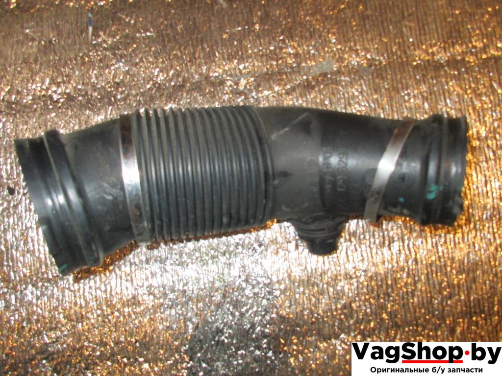 патрубок воздушного фильтра Audi A6 4F/C6 2007, 2.8 л., FSI, BDX, бензин, АКПП, черный, универсал, передний привод, 06E129629T - фото №1