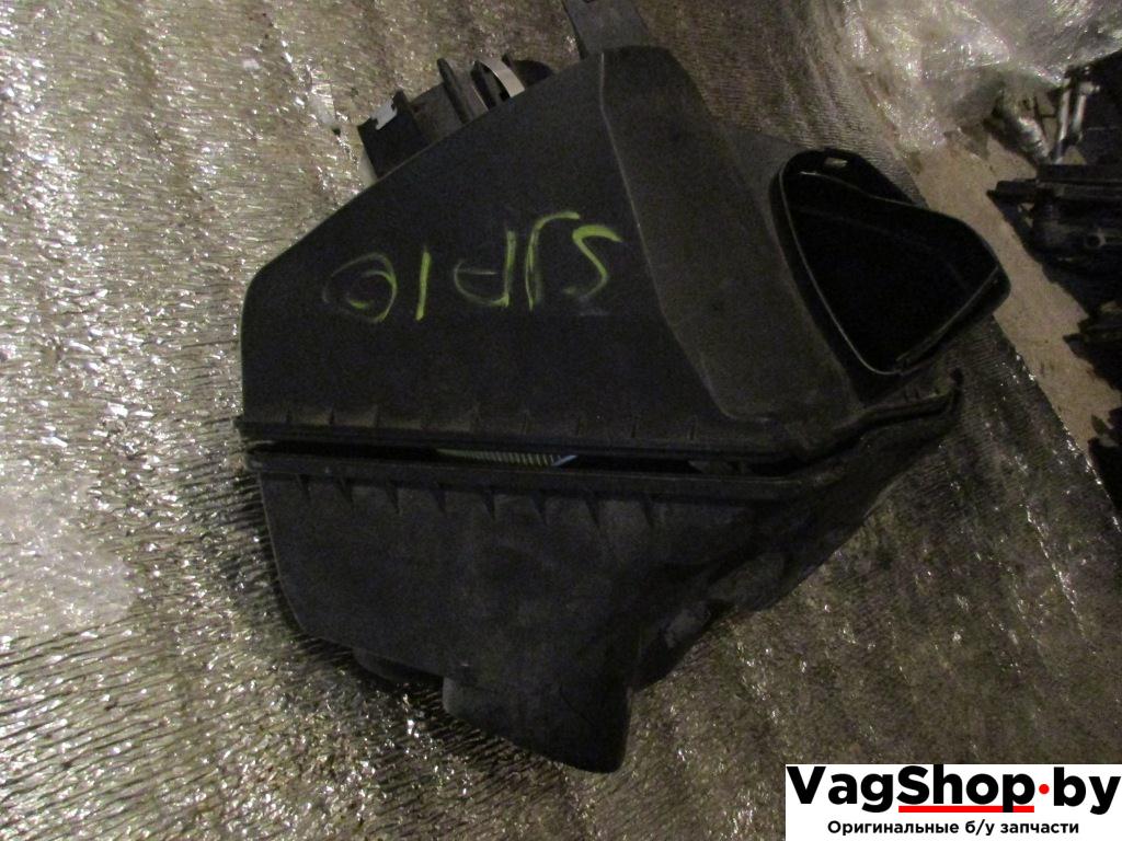 корпус воздушного фильтра Audi A6 4F/C6 2006, 3.2 л., FSI, AUK, бензин, АКПП, белый, универсал, полный привод, 4F0133835F - фото №1