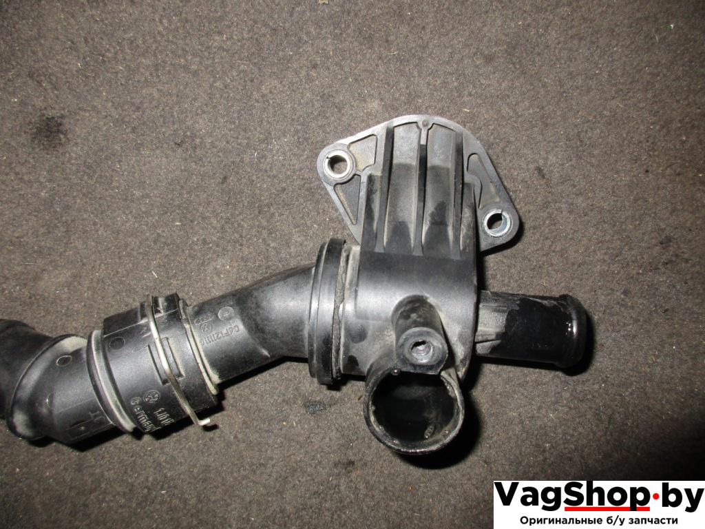 корпус термостата Volkswagen Passat B6 2007, 2.0 л., FSI, BVY, бензин, АКПП, серебро, универсал, передний привод, 06F121111F - фото №1