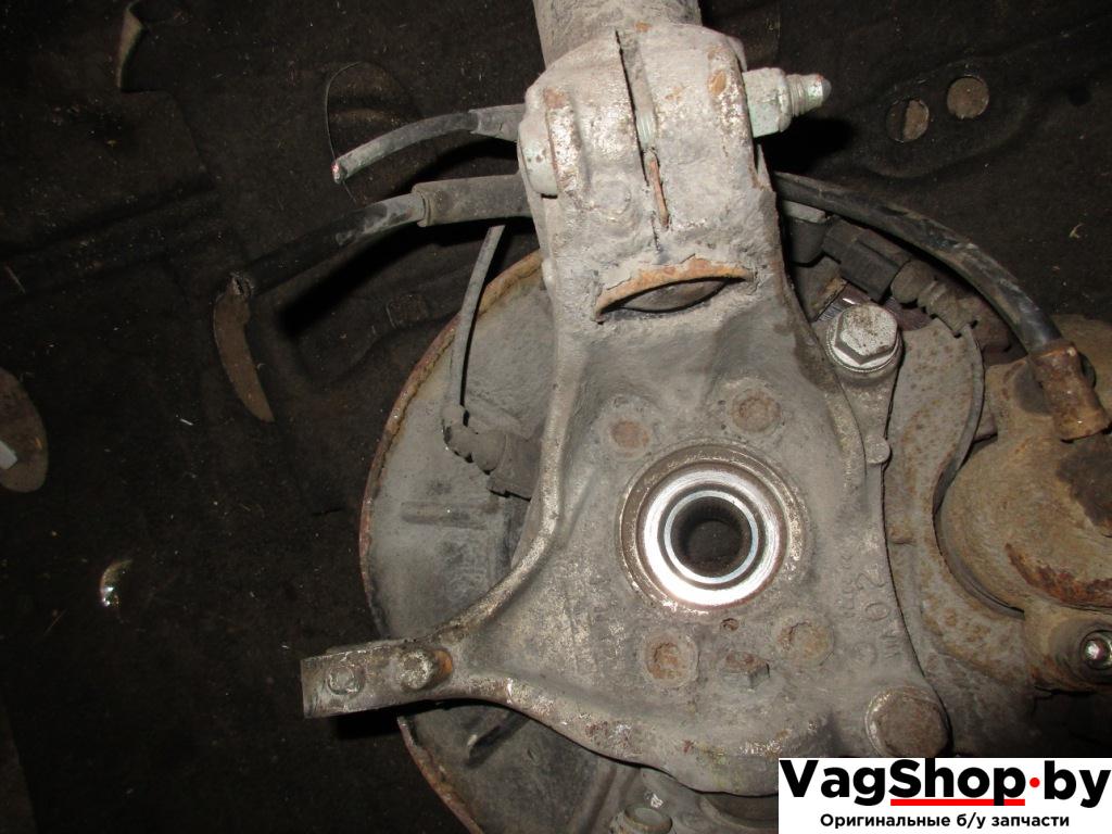 кулак поворотный левый Volkswagen Passat B6 2007, 2.0 л., FSI, BVY, бензин, АКПП, серебро, универсал, передний привод - фото №1