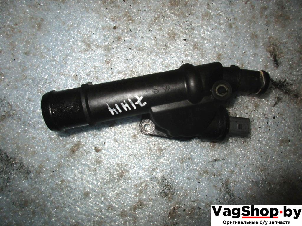 фланец (тройник) системы охлаждения Volkswagen Caddy 3 поколение 2007, 1.9 л., TDi, BSU, дизель, МКПП, сине-зеленый, минивэн, передний привод, 03G121132B - фото №1