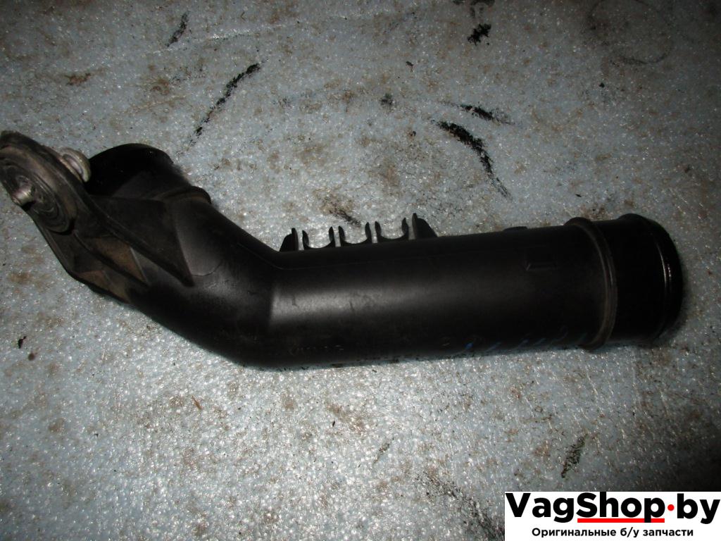 патрубок интеркулера Volkswagen Caddy 3 поколение 2007, 1.9 л., TDi, BSU, дизель, МКПП, сине-зеленый, минивэн, передний привод, 3C0145770B - фото №1