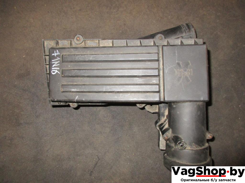 корпус воздушного фильтра Volkswagen Touran 1 поколение 2004, 2.0 л., TDi, BKD, дизель, АКПП, серебро, минивэн, передний привод - фото №1