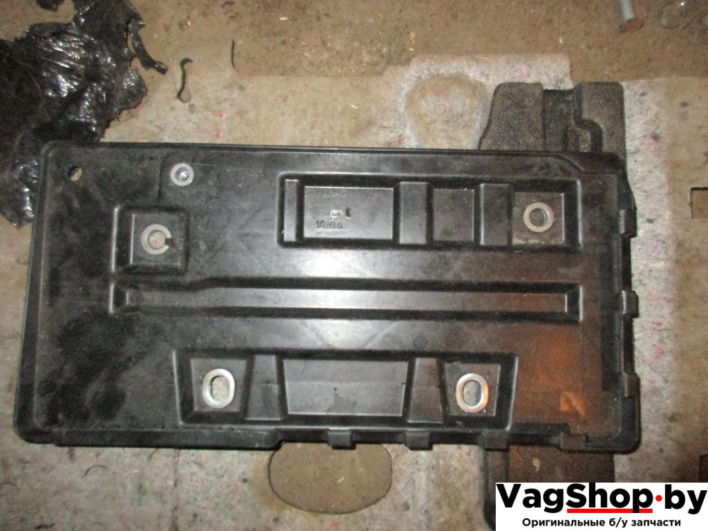 полка аккумулятора Volkswagen Passat B6 2006, 2.0 л., TDi, BKP, дизель, МКПП, синий темный, универсал, передний привод, 3C0804869 - фото №1