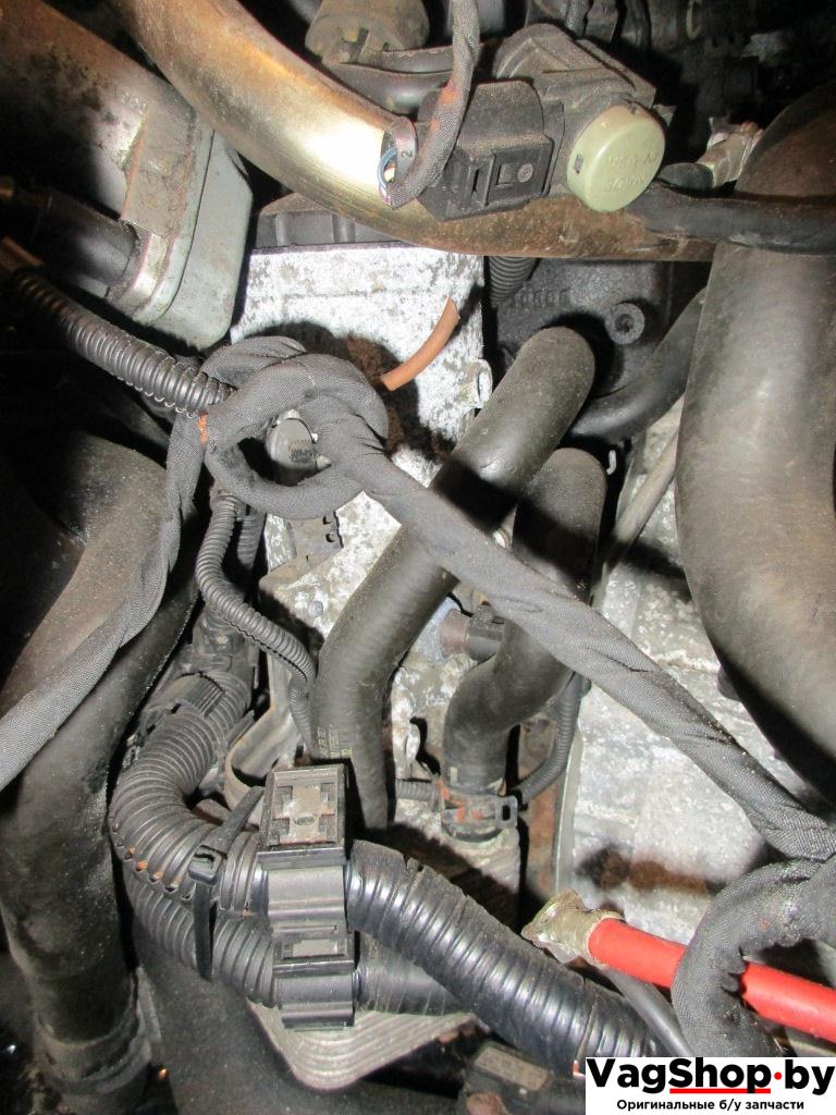 корпус масляного фильтра Volkswagen Passat B6 2006, 2.0 л., TDi, BKP, дизель, МКПП, синий темный, универсал, передний привод, 045115389J - фото №1