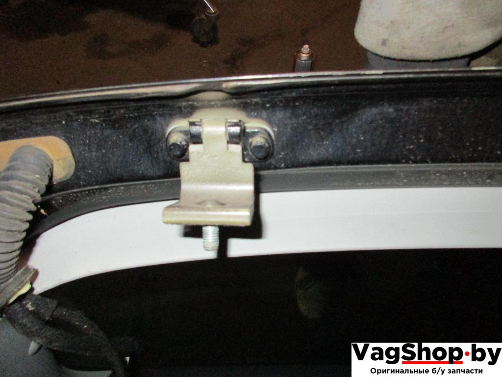 петля крышки багажника Volkswagen Golf 5 поколение 2005, 2.0 л., TDi, BMM, дизель, АКПП, черный, хетчбэк 5 дв., передний привод - фото №1