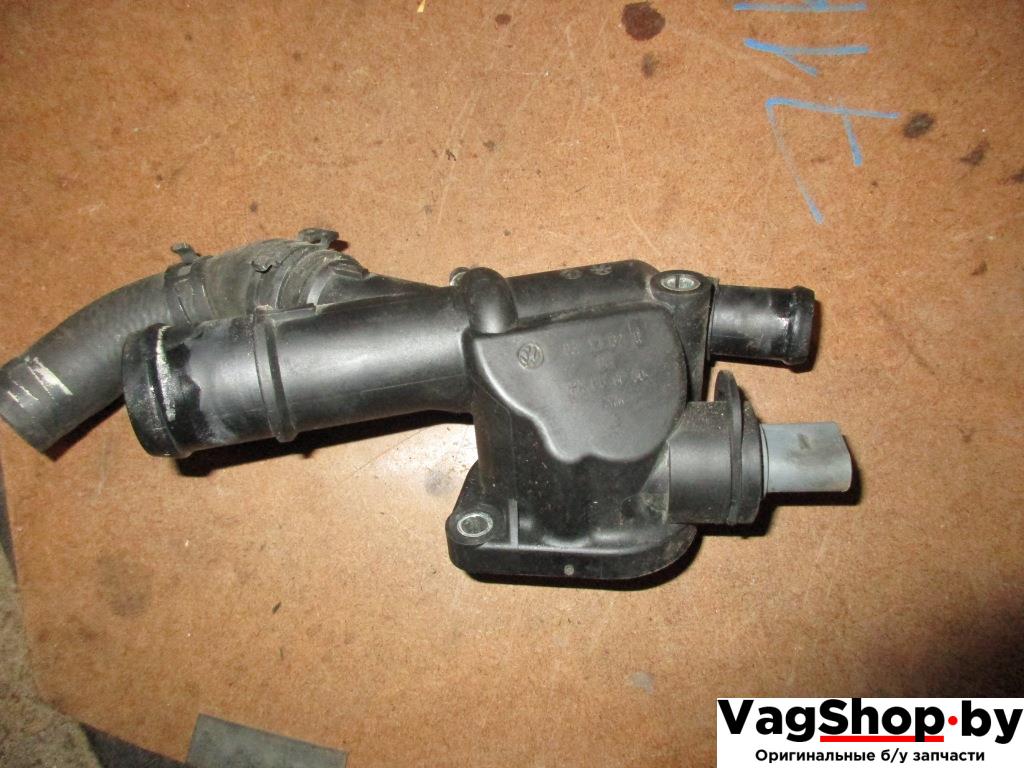 фланец (тройник) системы охлаждения Volkswagen Passat B6 2010, 2.0 л., TDi, CBB, дизель, АКПП, красный, универсал, полный привод, 03L121132Q - фото №1