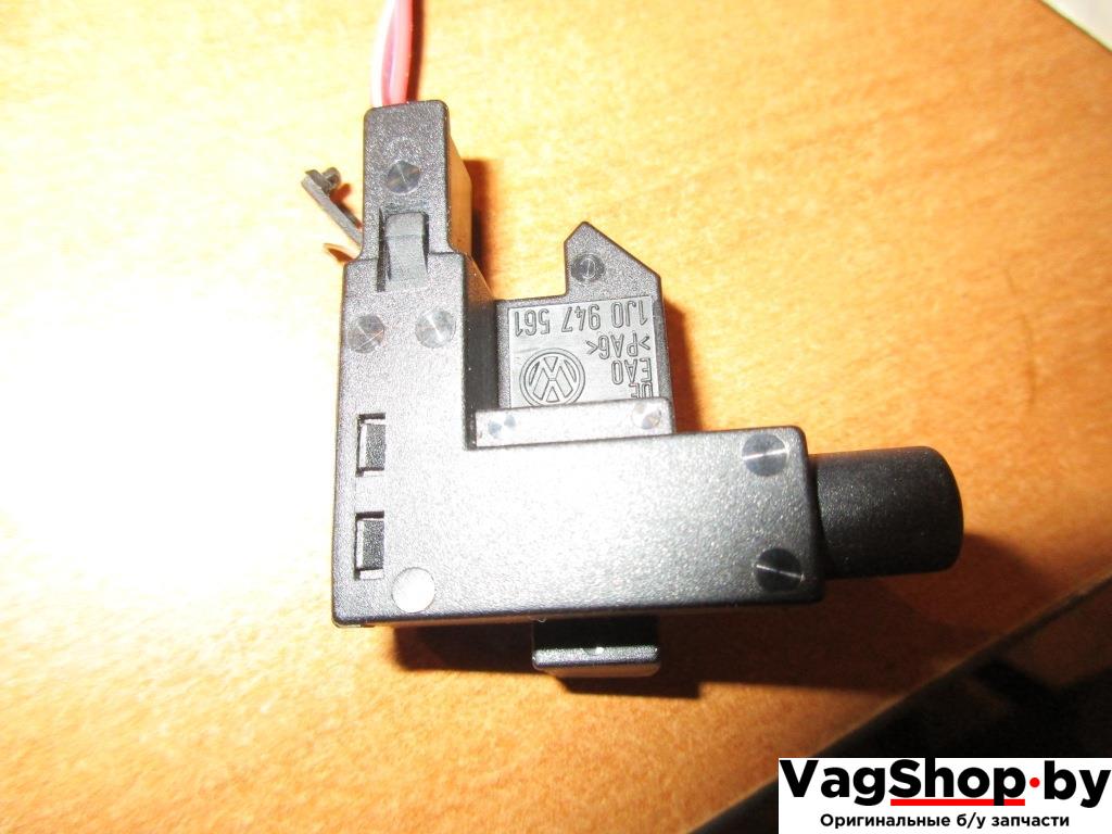 выключатель концевой (концевик) Volkswagen Golf Plus 1 поколение 2006, 1.6 л., FSI, BLF, бензин, МКПП, черный, хетчбэк 5 дв., передний привод, 1J0947561 - фото №1