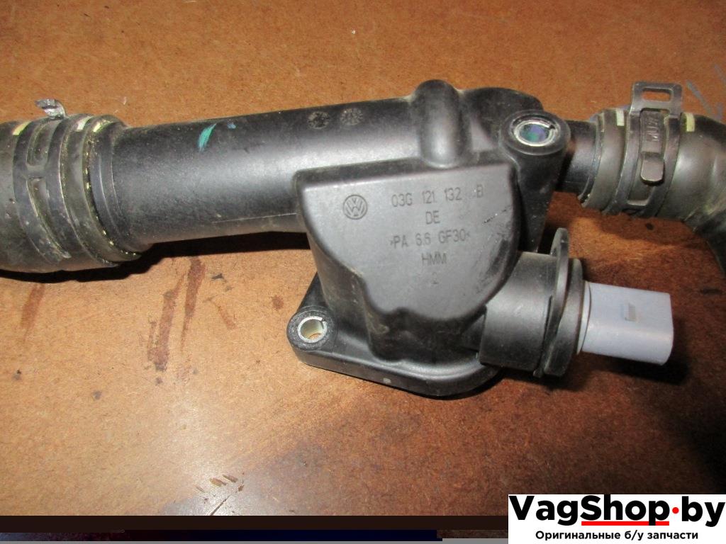 фланец (тройник) системы охлаждения Volkswagen Golf Plus 1 поколение 2007, 1.9 л., TDi, BLS, дизель, МКПП, сине-зеленый хамелеон, хетчбэк 5 дв., передний привод, 03G121132B - фото №1