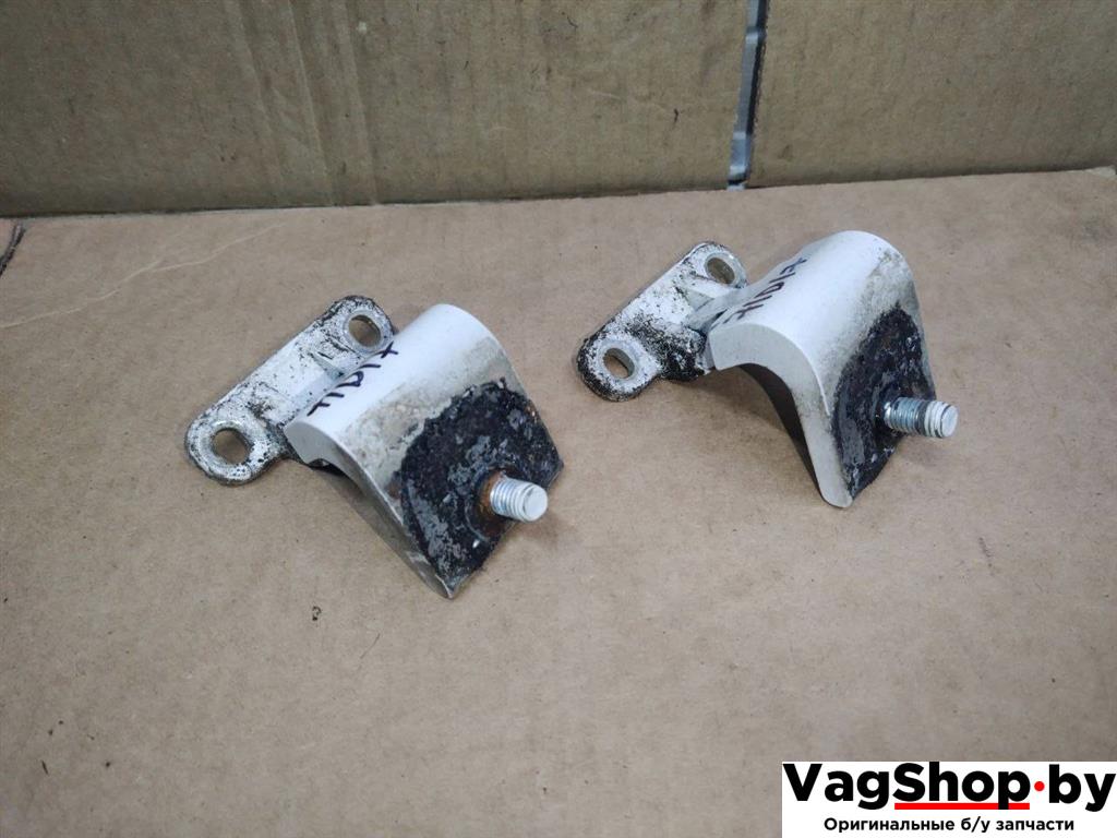 петля крышки багажника Volkswagen Golf 5 поколение 2008, 1.9 л., TDi, BLS, дизель, МКПП, белый, хетчбэк 5 дв., передний привод - фото №1