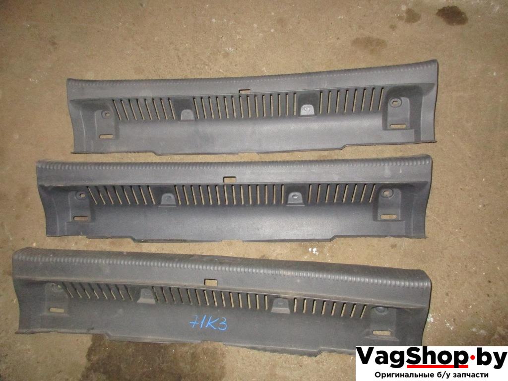 накладка внутренняя на заднюю панель кузова Volkswagen Golf Plus 1 поколение 2007, 1.9 л., TDi, BLS, дизель, МКПП, сине-зеленый хамелеон, хетчбэк 5 дв., передний привод, 5M0863459C - фото №1