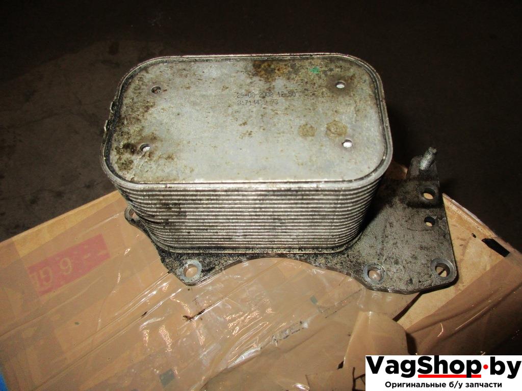 радиатор масляный Volkswagen Touareg 2 поколение 2011, 3.0 л., TDi, дизель, 059117021K - фото №1