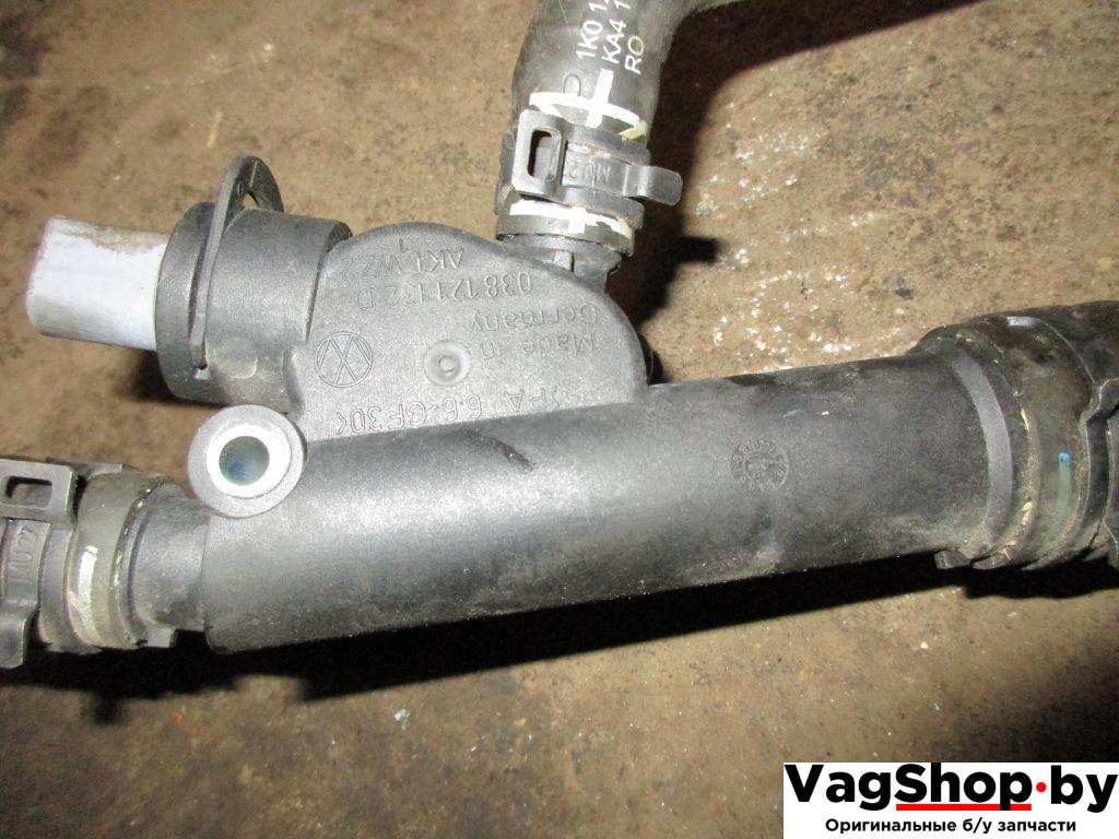 фланец (тройник) системы охлаждения Volkswagen Touran 1 поколение 2006, 1.9 л., TDi, BKC, дизель, МКПП, серебро, минивэн, передний привод, 038121132D - фото №1