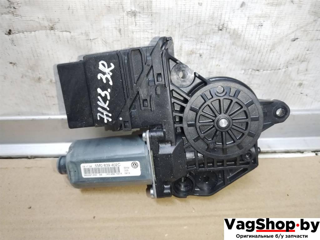моторчик стеклоподъемника задний правый Volkswagen Golf Plus 1 поколение 2007, 1.9 л., TDi, BLS, дизель, МКПП, сине-зеленый хамелеон, хетчбэк 5 дв., передний привод, 5M0839402C, 1K0959794E - фото №1