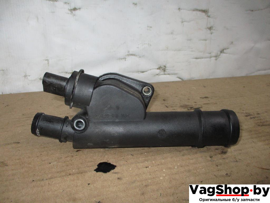 фланец (тройник) системы охлаждения Volkswagen Touran 1 поколение 2005, 2.0 л., TDi, AZV, дизель, МКПП, черный, минивэн, передний привод - фото №1