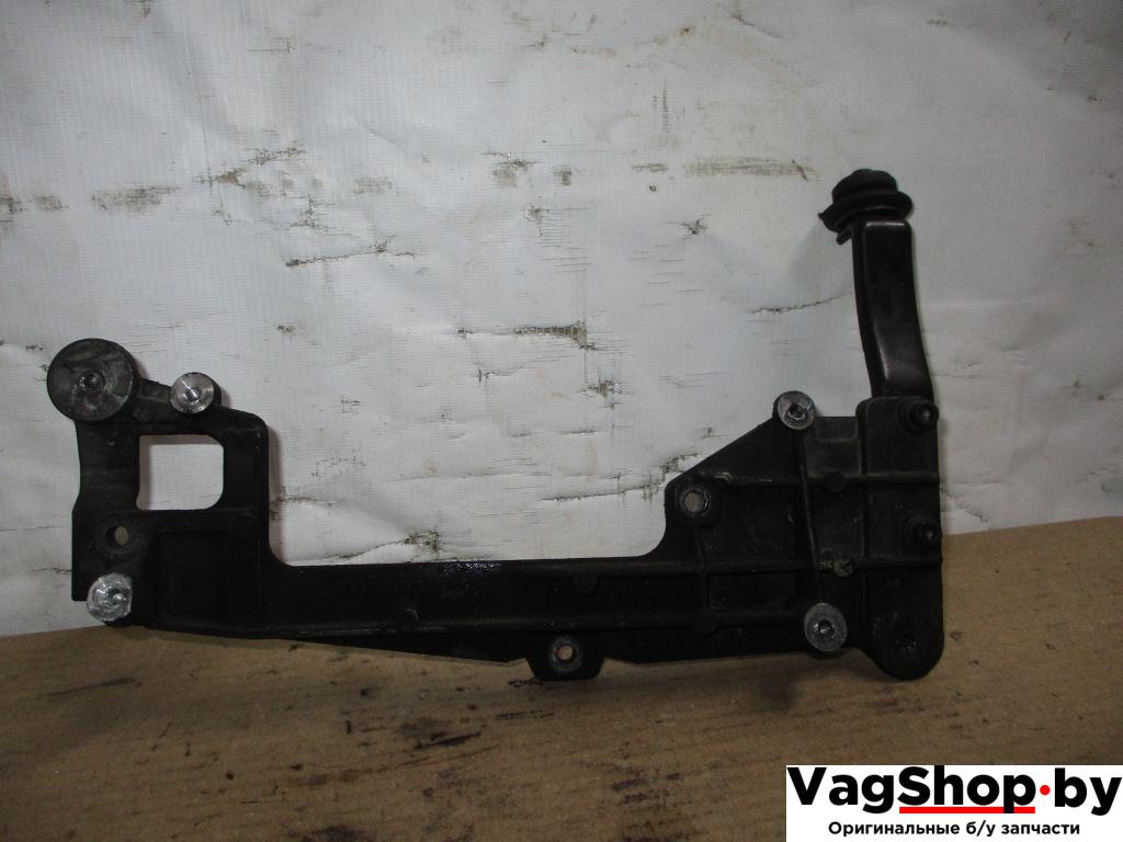 кронштейн (крепление) Volkswagen Touran 1 поколение 2005, 2.0 л., TDi, AZV, дизель, МКПП, черный, минивэн, передний привод, 03G131159 - фото №1