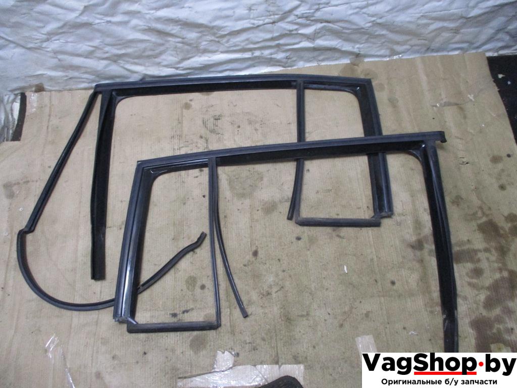 направляющая стекла Volkswagen Touran 1 поколение 2005, 2.0 л., TDi, AZV, дизель, МКПП, черный, минивэн, передний привод, 1T0839431, 1T0839432 - фото №1