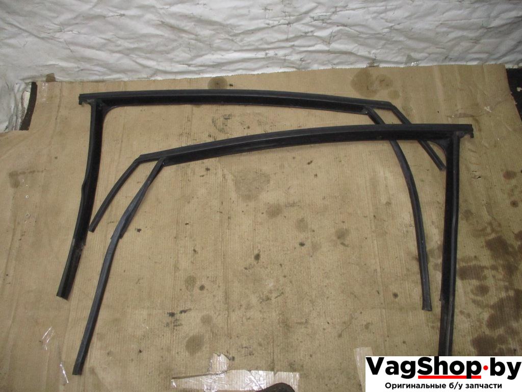 направляющая стекла Volkswagen Touran 1 поколение 2005, 2.0 л., TDi, AZV, дизель, МКПП, черный, минивэн, передний привод, 1T0837431, 1T0837432 - фото №1