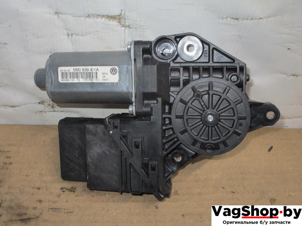моторчик стеклоподъемника задний левый Volkswagen Golf Plus 1 поколение 2005, 1.9 л., TDi, BKC, дизель, МКПП, серый, хетчбэк 5 дв., передний привод, 5M0839401A, 1K0959703C - фото №1