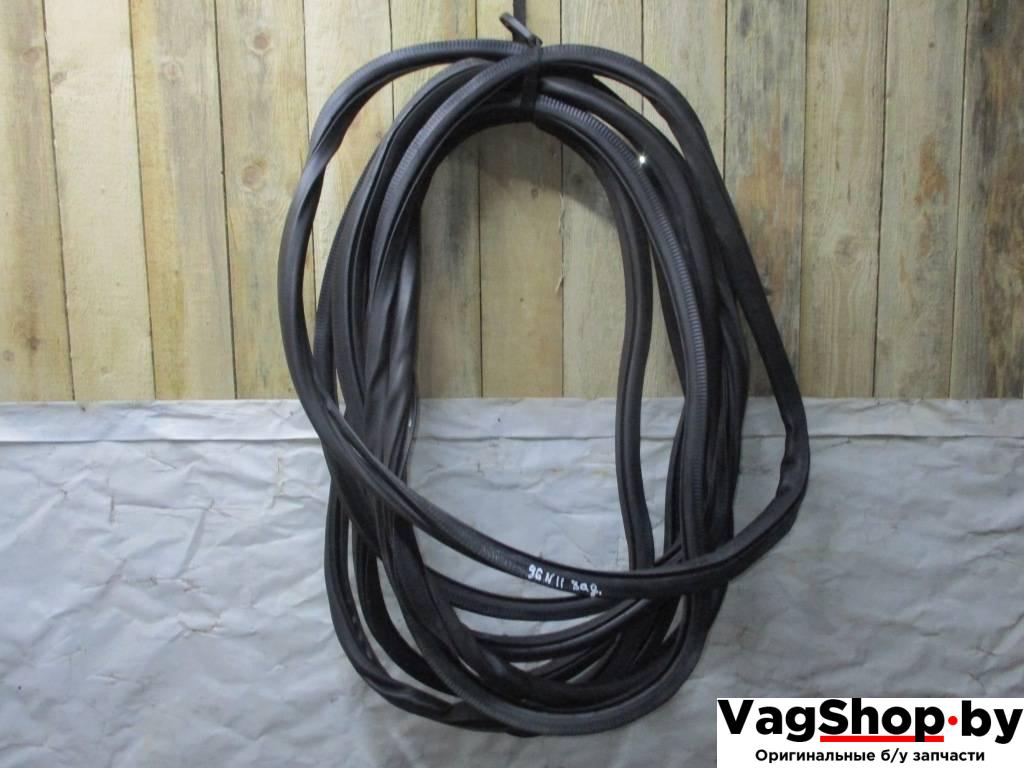 уплотнитель Volkswagen Golf Plus 1 поколение 2005, 1.9 л., TDi, BKC, дизель, МКПП, серый, хетчбэк 5 дв., передний привод, 5M0867911B - фото №1